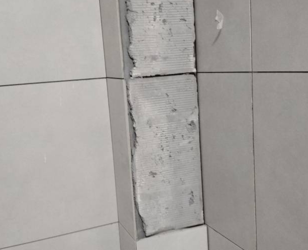 河池市瓷砖空鼓维修公司分享下瓷砖施工前基层浇水润湿程度不足，可能导致以下问题