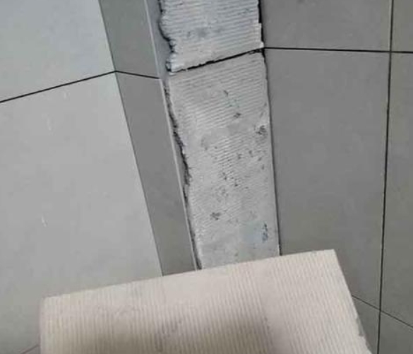 河池市瓷砖空鼓维修公司分享下厨房瓷砖脱落的补救措施。